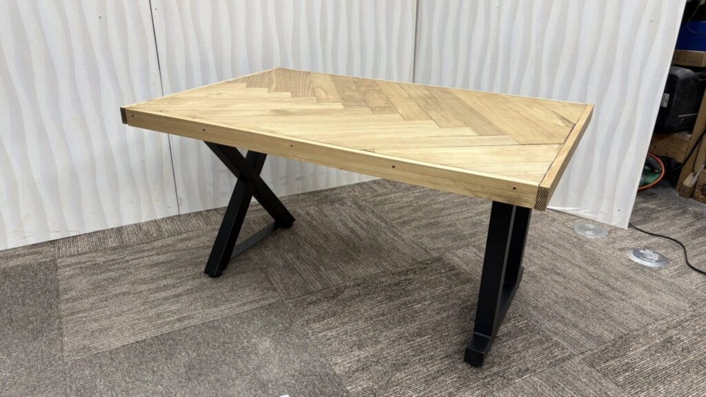 ヘリボーンテーブル