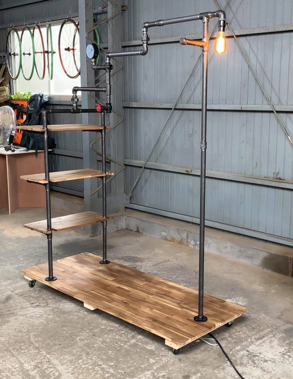 インダストリアルなハンガーラックをDIY！水道管と木材で作る収納家具