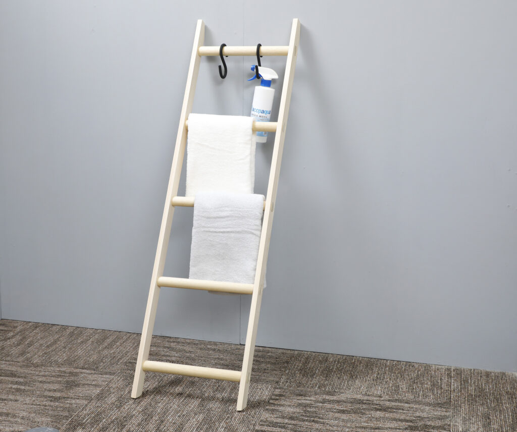 タオルラックをDIY｜省スペースで使える木製ラダーラックの作り方