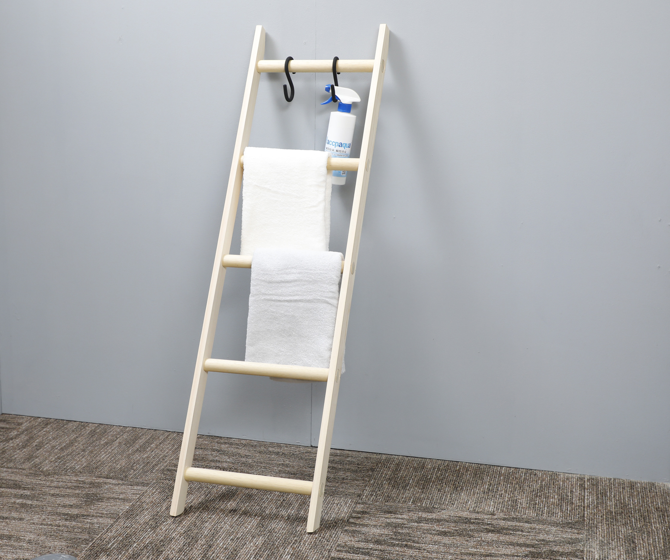 タオルラックをDIY｜省スペースで使える木製ラダーラックの作り方