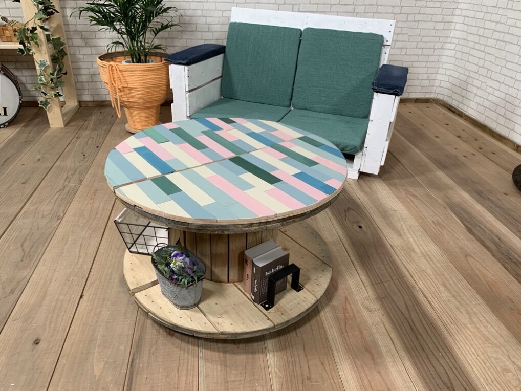 ケーブルドラムをリメイク！カラフルな天板がおしゃれなDIYテーブル