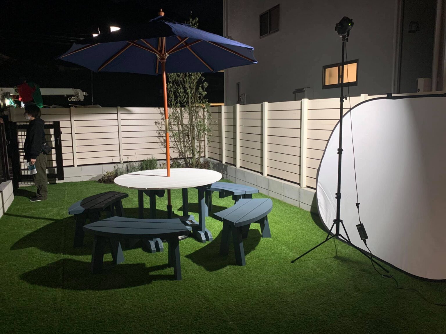 屋外用の丸テーブルと円形チェアをDIY！庭で楽しむアウトドア家具