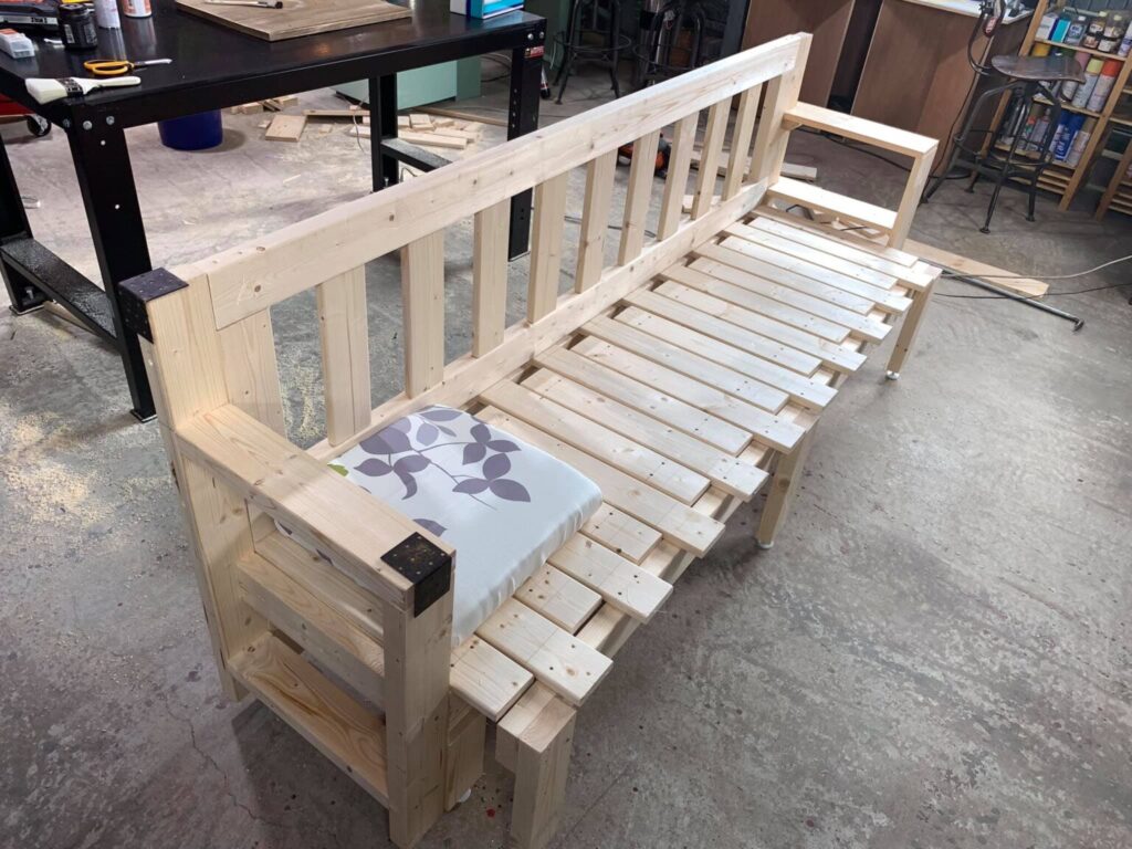 ベッドにもなるソファフレームをDIY！