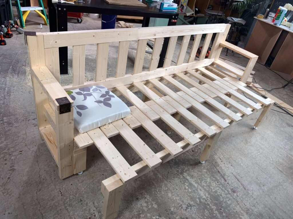 ベッドにもなるソファフレームをDIY！