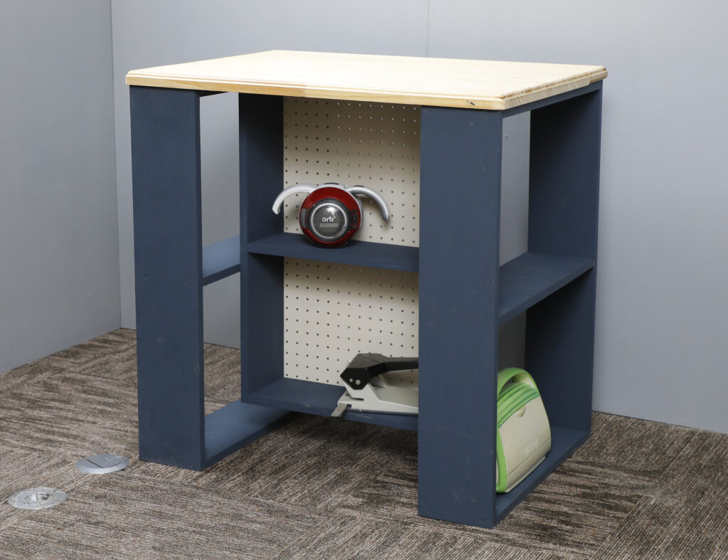 ワークデスクをDIY｜ペグボード付き収納力のある作業机を手作り