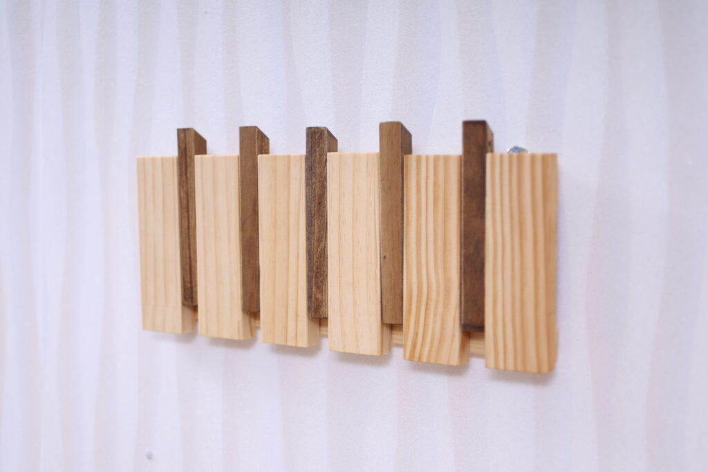 DIYで作る折りたたみフック！木の温もりを生かした壁掛け収納