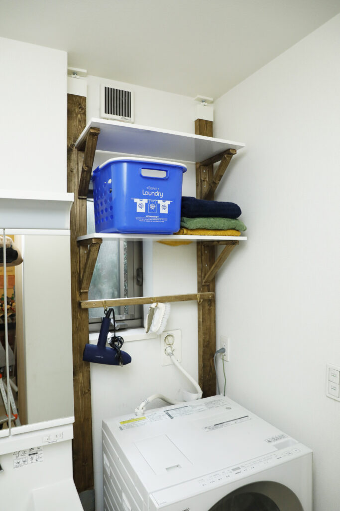 洗濯機上のデッドスペースを有効活用！つっぱり式の収納棚をDIY