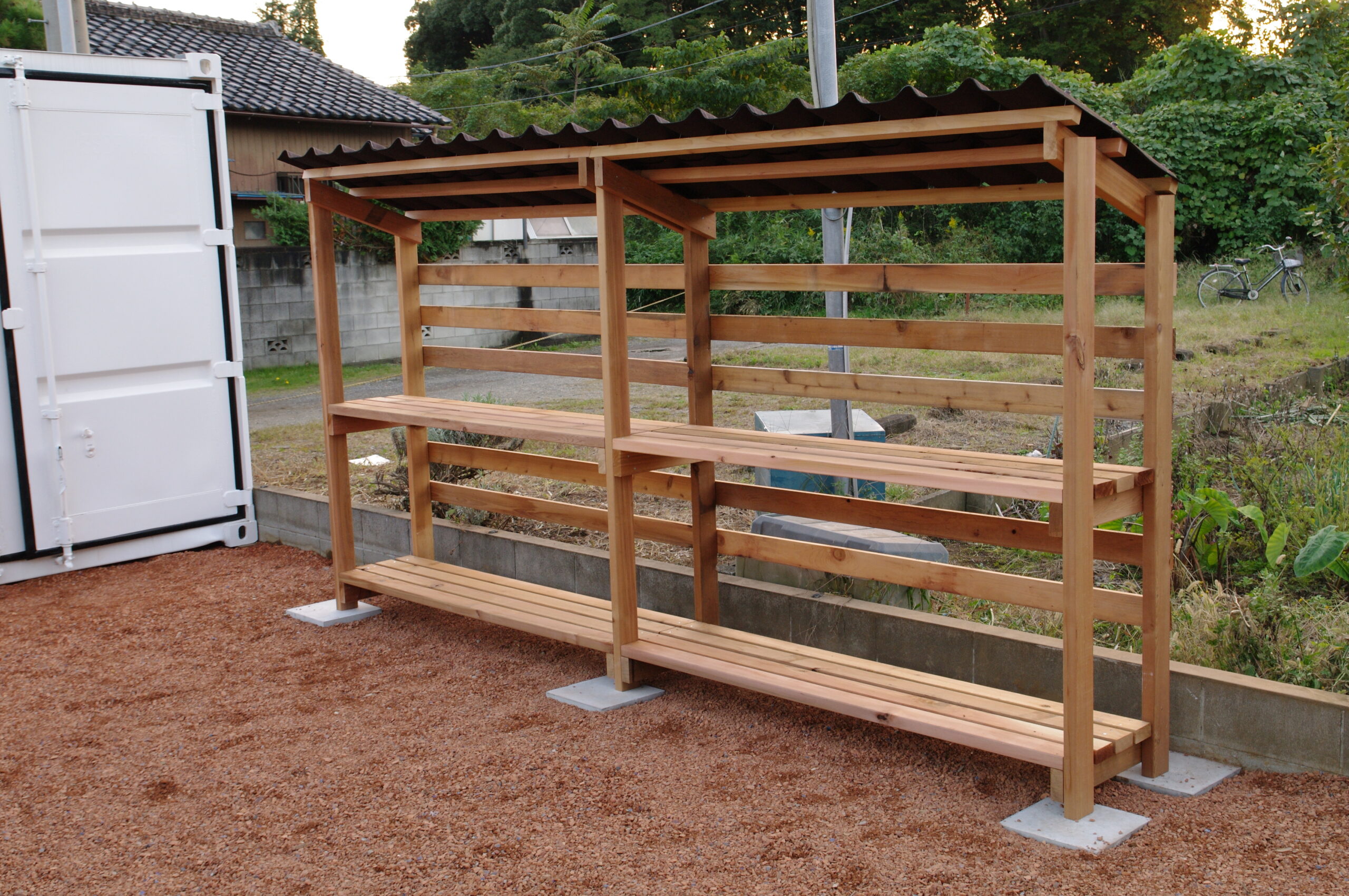 屋根付きの薪棚をDIY！木材と波板で作る薪収納ラック