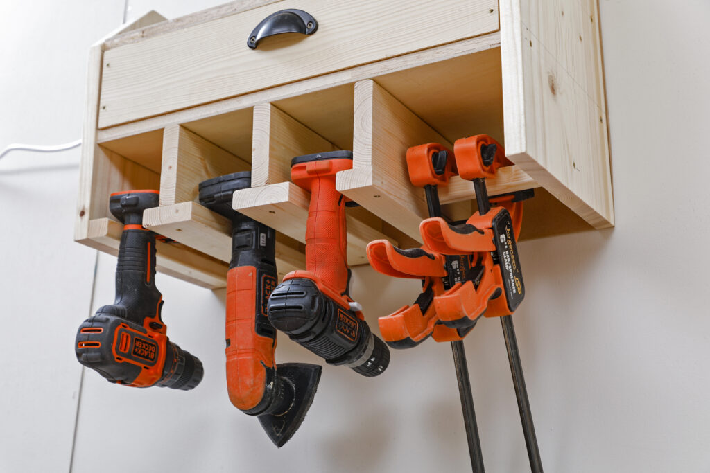 電動工具収納ラックをDIY！充電スペース付きで使いやすく整理