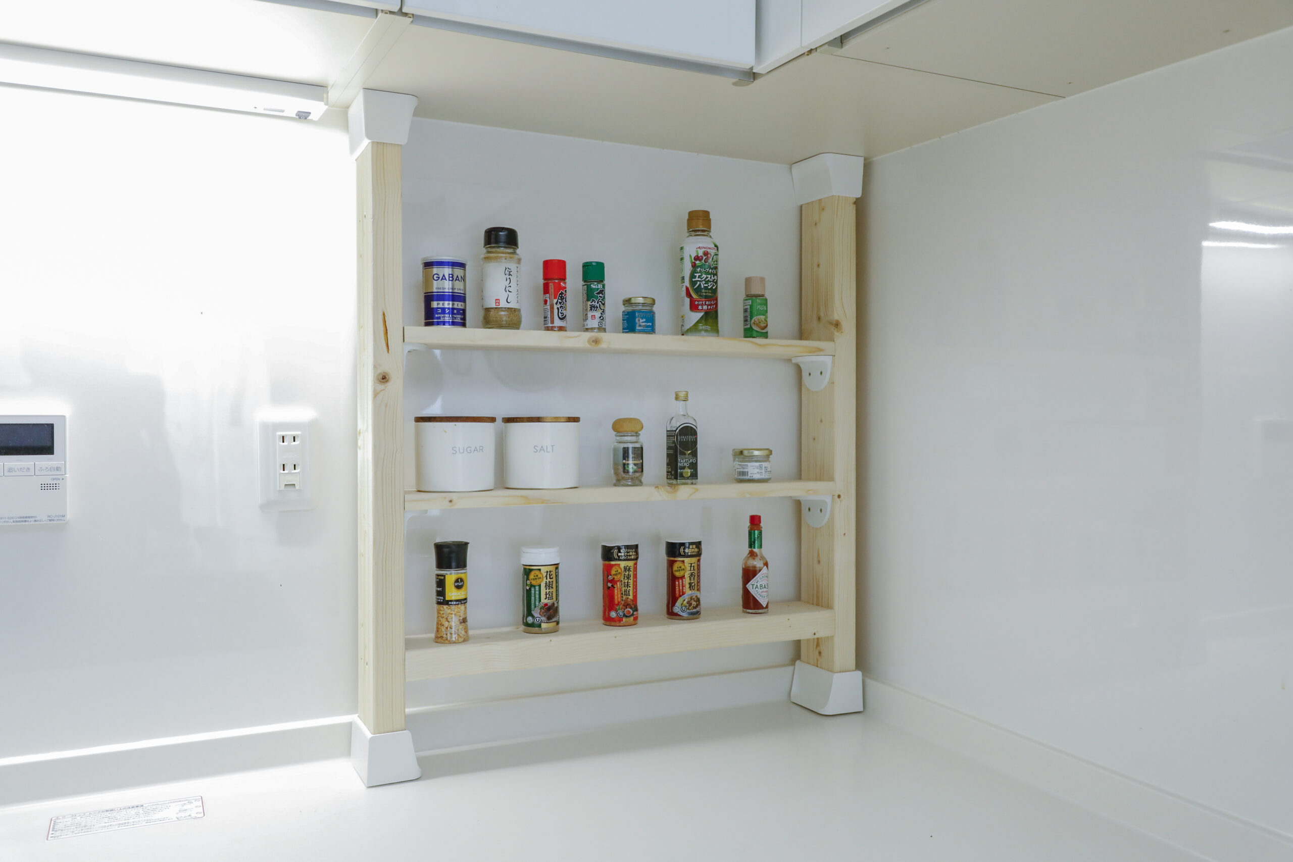 突っ張り式のキッチン収納ラックをDIY！調味料をすっきり整理